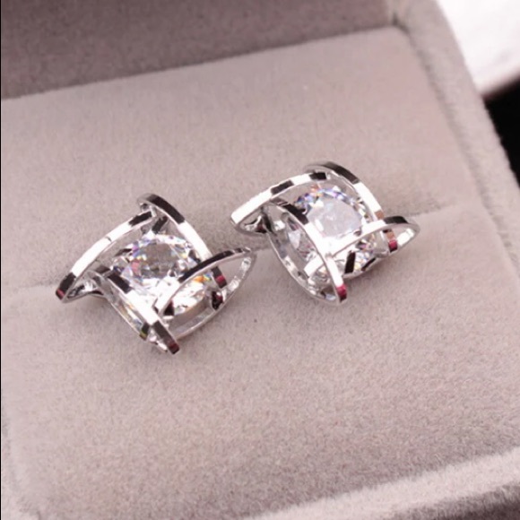 🔥 NWOT! Unique silver tone earrings - Picture 2 of 5